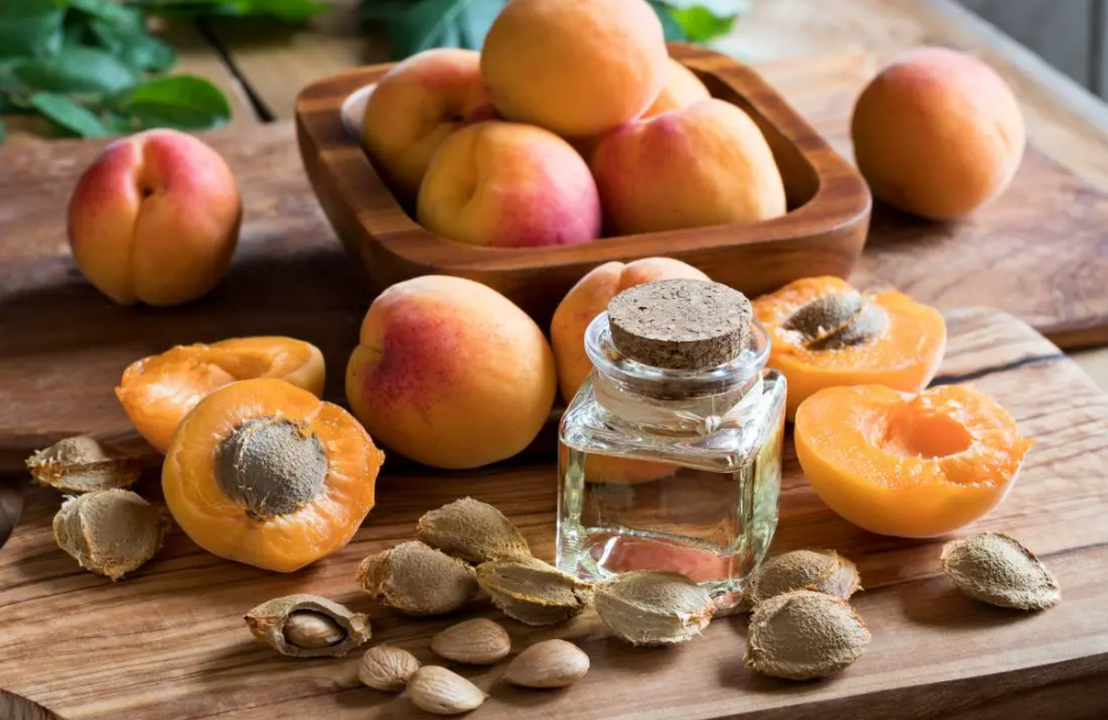 Peach Kernel Oil is one of the richest plant sources of omega-3 fatty acids. It helps to calm irritation, reduce fine lines and deliver intense hydration.